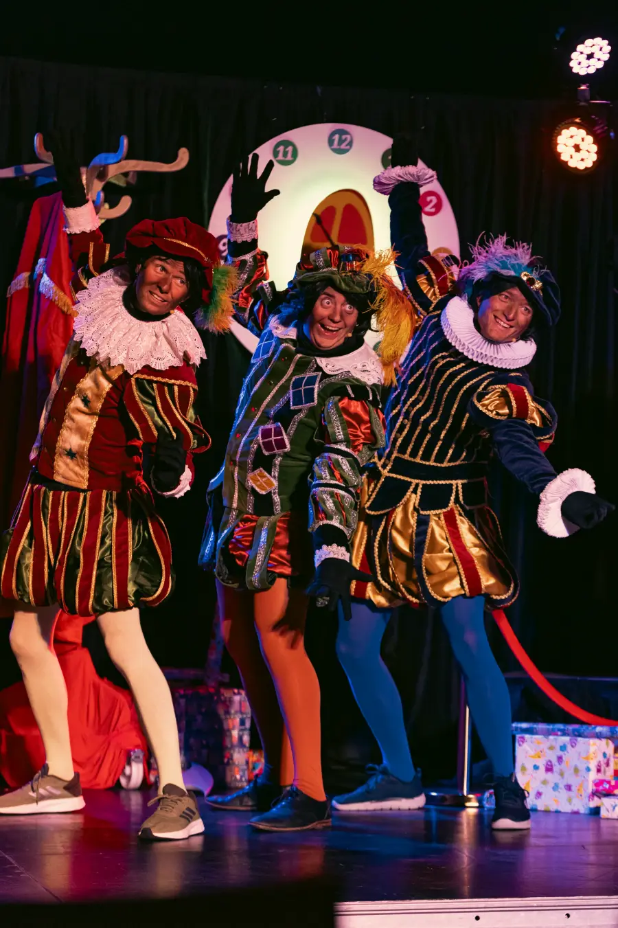 drie Pieten doen een dansje
